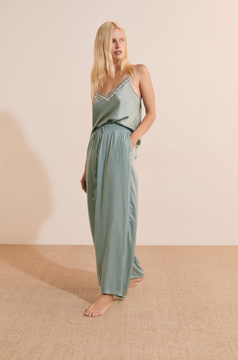 Pantalon satin&eacute; coupe large;${refinementColor}