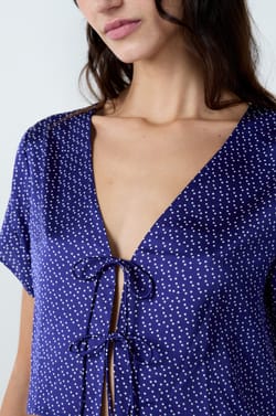 Blouse satinée manches courtes imprimée à nœuds;${refinementColor}