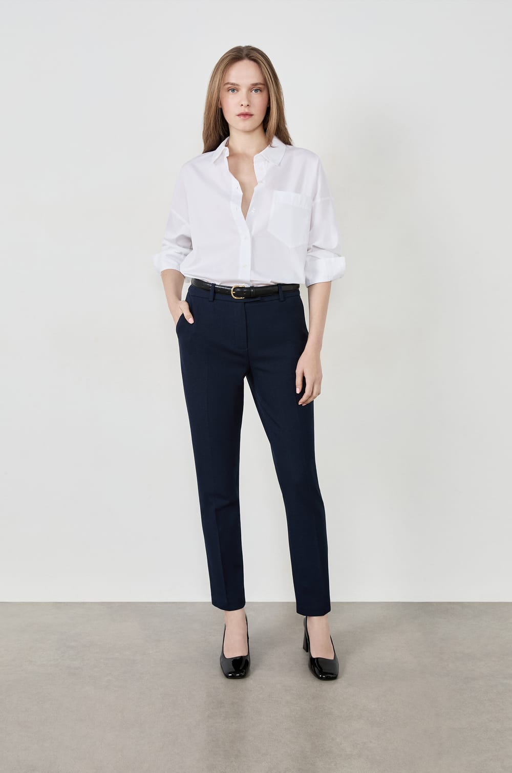 Trousers with a cigarette cut;${refinementColor}