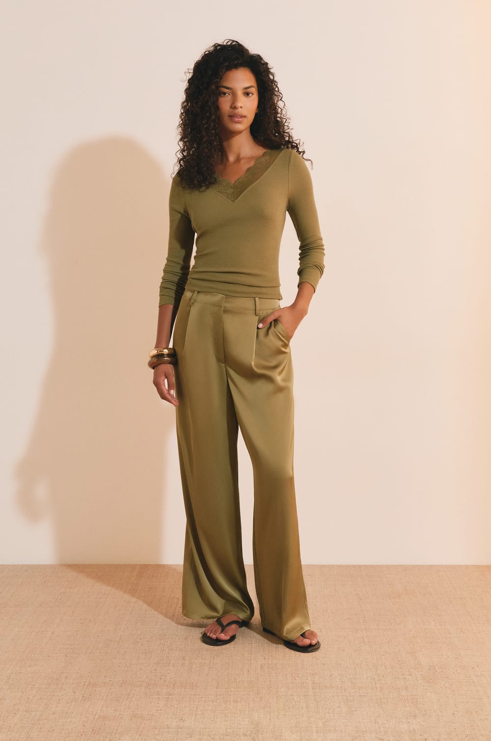 Pantalon fluide satin&eacute;;${refinementColor}