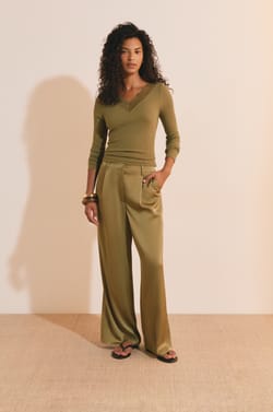 Pantalon fluide satin&eacute;;${refinementColor}