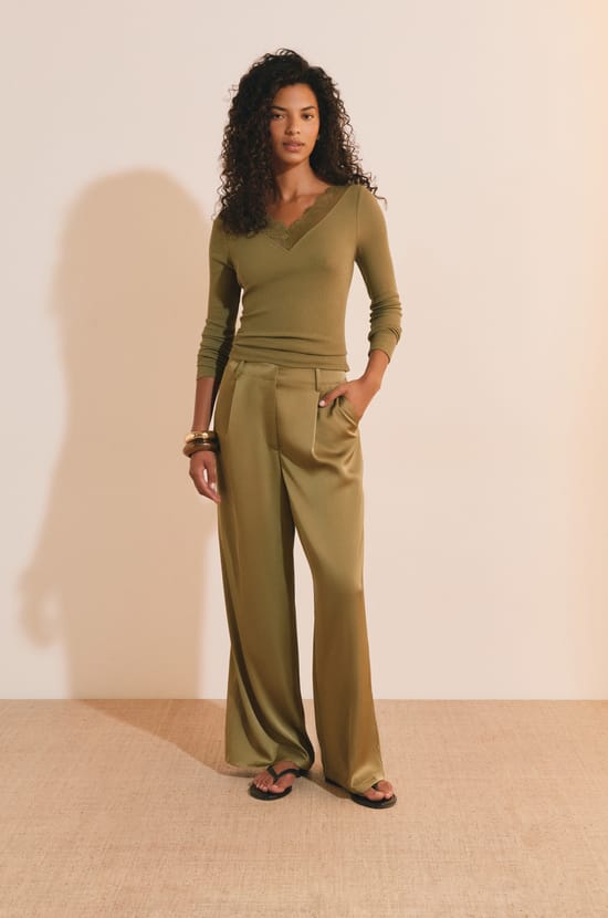 Pantalon fluide satin&eacute;;${refinementColor}