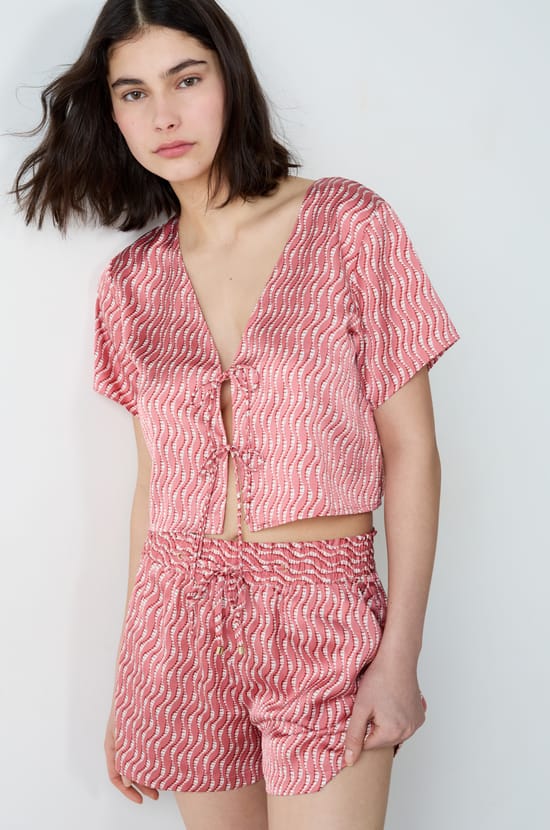 Top satin&eacute; imprim&eacute; &agrave; n&oelig;uds;${refinementColor}