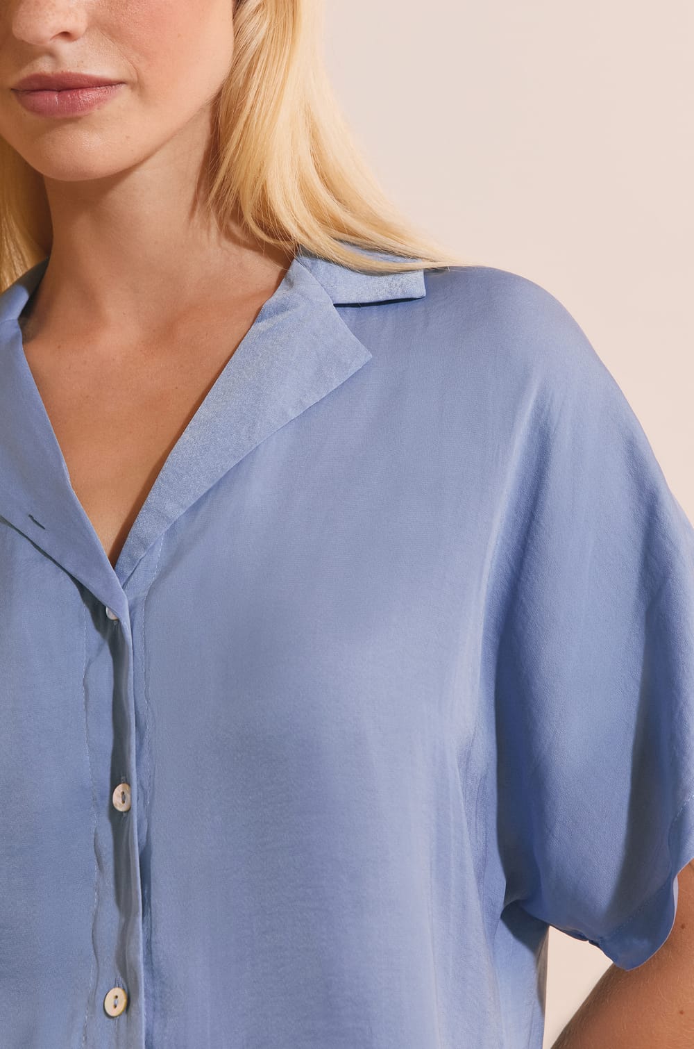 Chemise de pyjama manches courtes satin&eacute;e;${refinementColor}