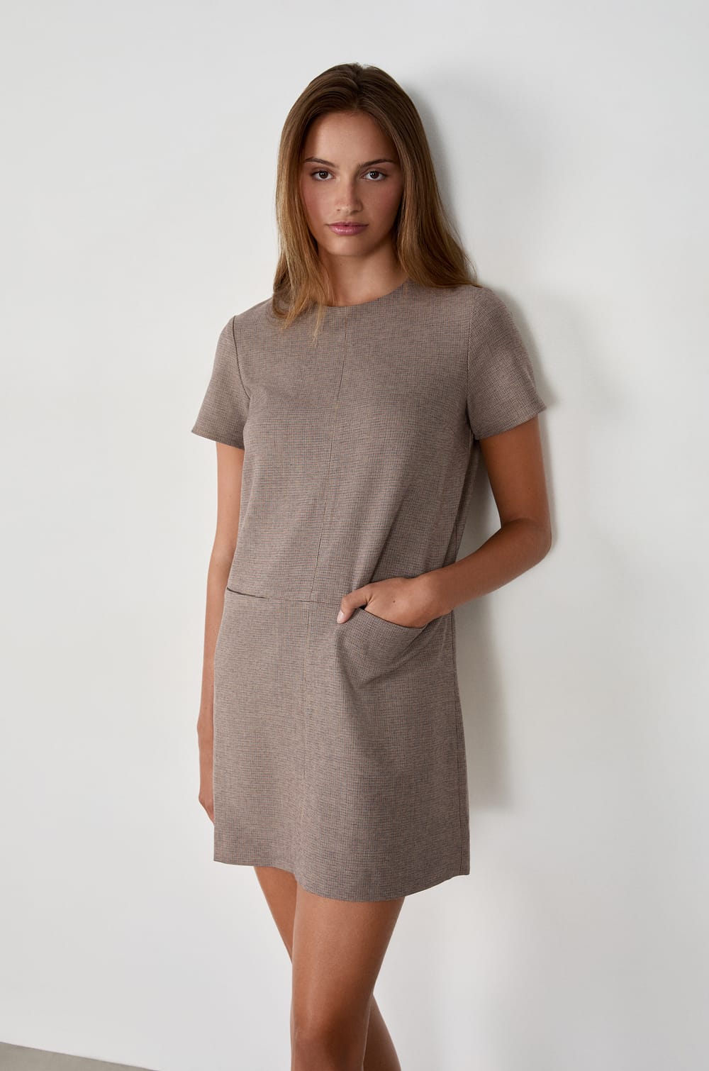 Robe courte à manches courtes;${refinementColor}
