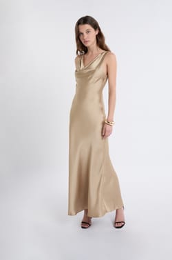 Robe longue satinée;${refinementColor}