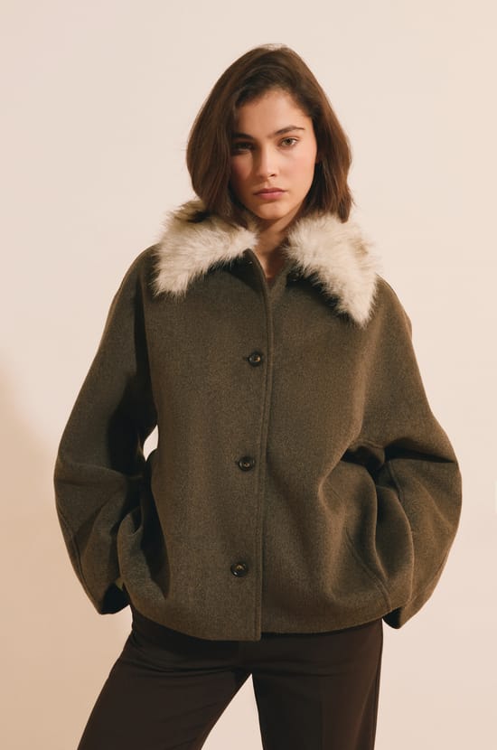 Manteau court avec col fausse fourrure;${refinementColor}