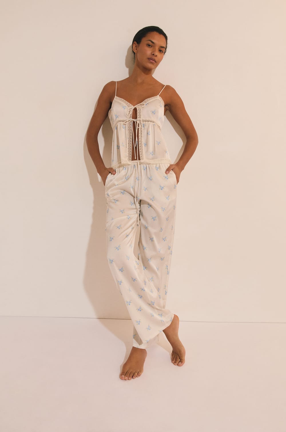 Pantalon de pyjama satin&eacute; &agrave; motifs fleuris;${refinementColor}