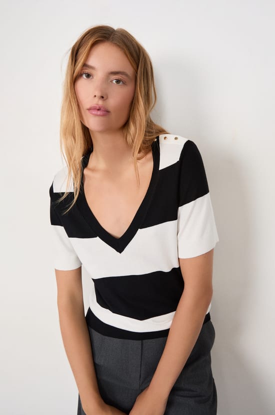 Short-sleeved V-neck sweater;${refinementColor}