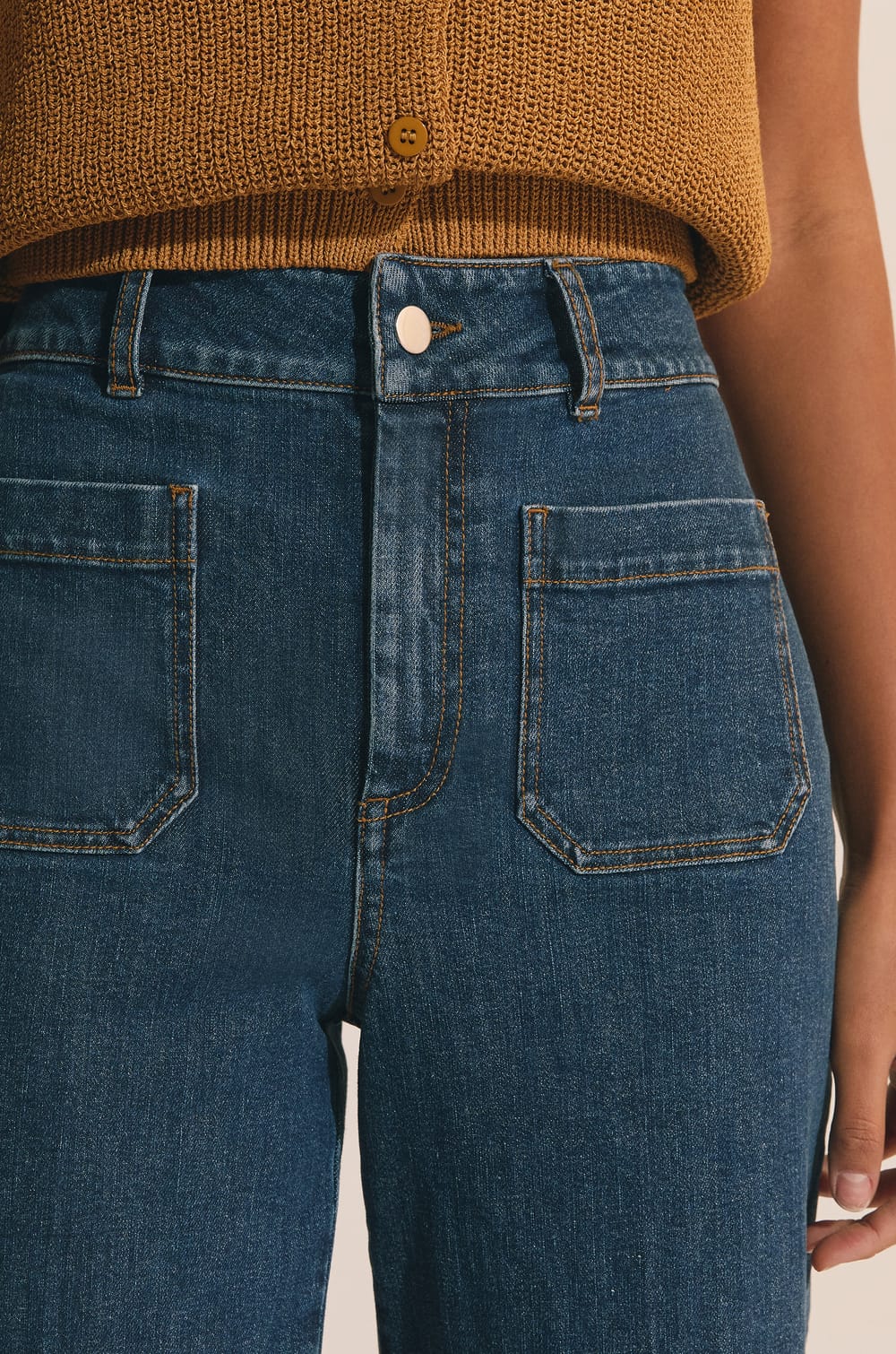 Jean droit &agrave; poches avant;${refinementColor}