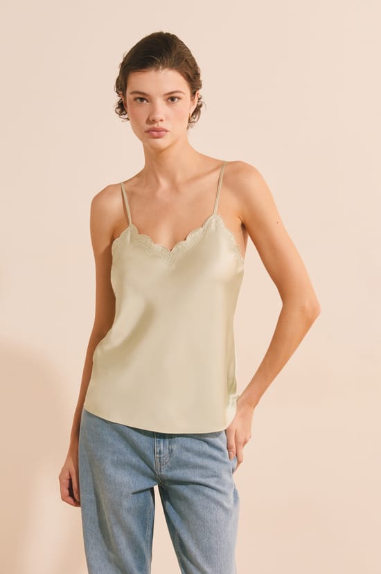 Caraco satin&eacute; avec d&eacute;tails en broderie;${refinementColor}