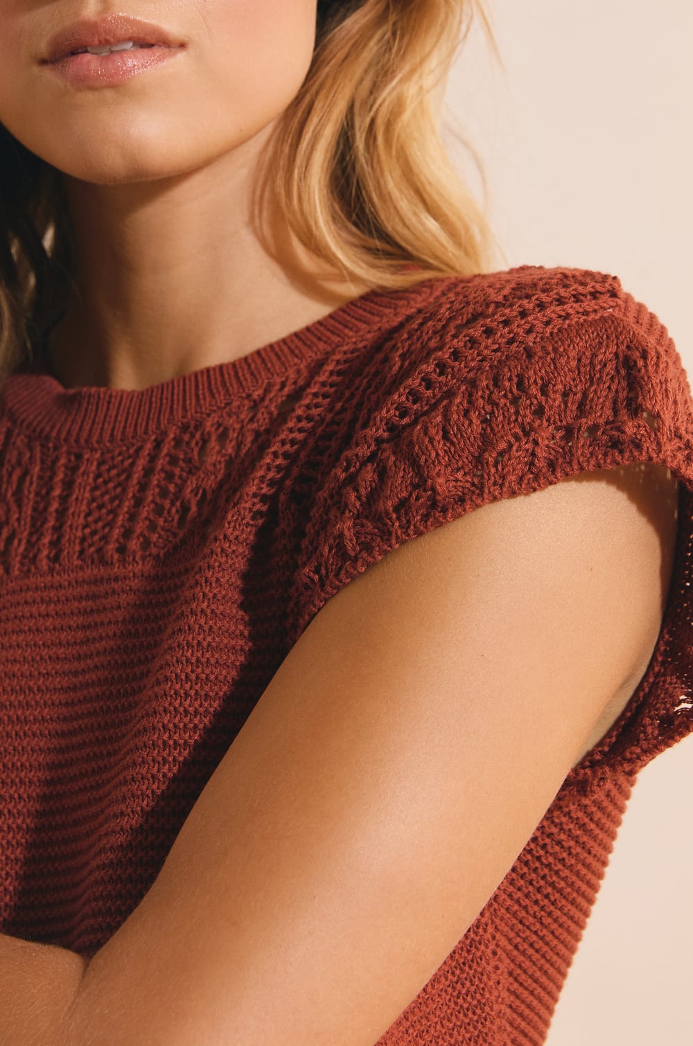 Pull sans manches ajour&eacute; fa&ccedil;on crochet;${refinementColor}