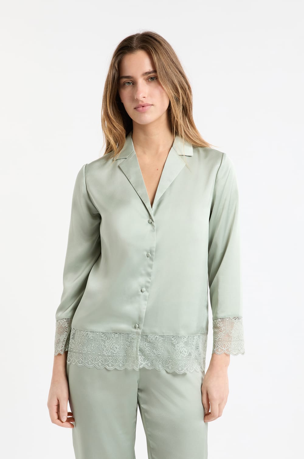 Chemise de pyjama satin&eacute;e avec d&eacute;tails dentelle;${refinementColor}