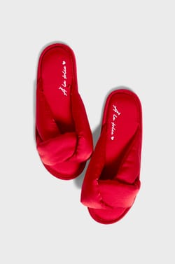 Flip-Flop Slippers;${refinementColor}