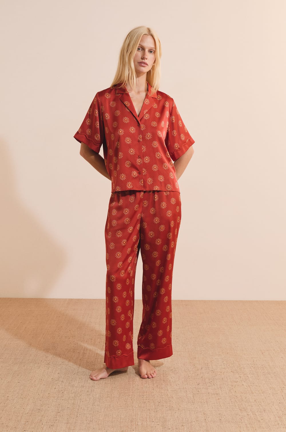 Chemise de pyjama &agrave; motifs fleurs satin&eacute;;${refinementColor}