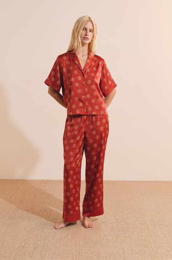 Chemise de pyjama &agrave; motifs fleurs satin&eacute;;${refinementColor}