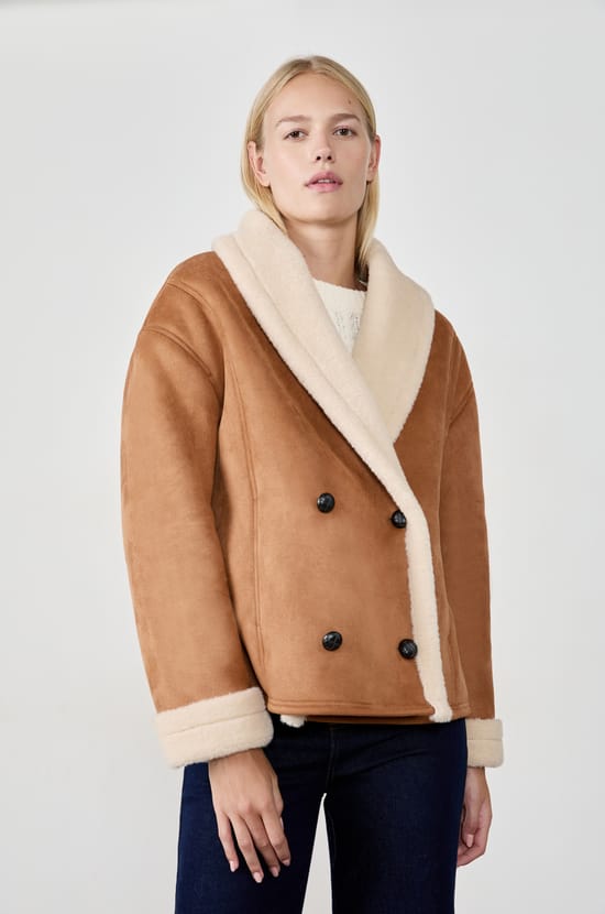 Manteau court en fausse fourrure;${refinementColor}