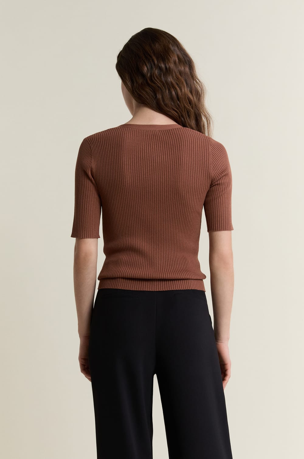 Pull col V manches courtes c&ocirc;tel&eacute;;${refinementColor}