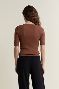 Pull col V manches courtes c&ocirc;tel&eacute;;${refinementColor}