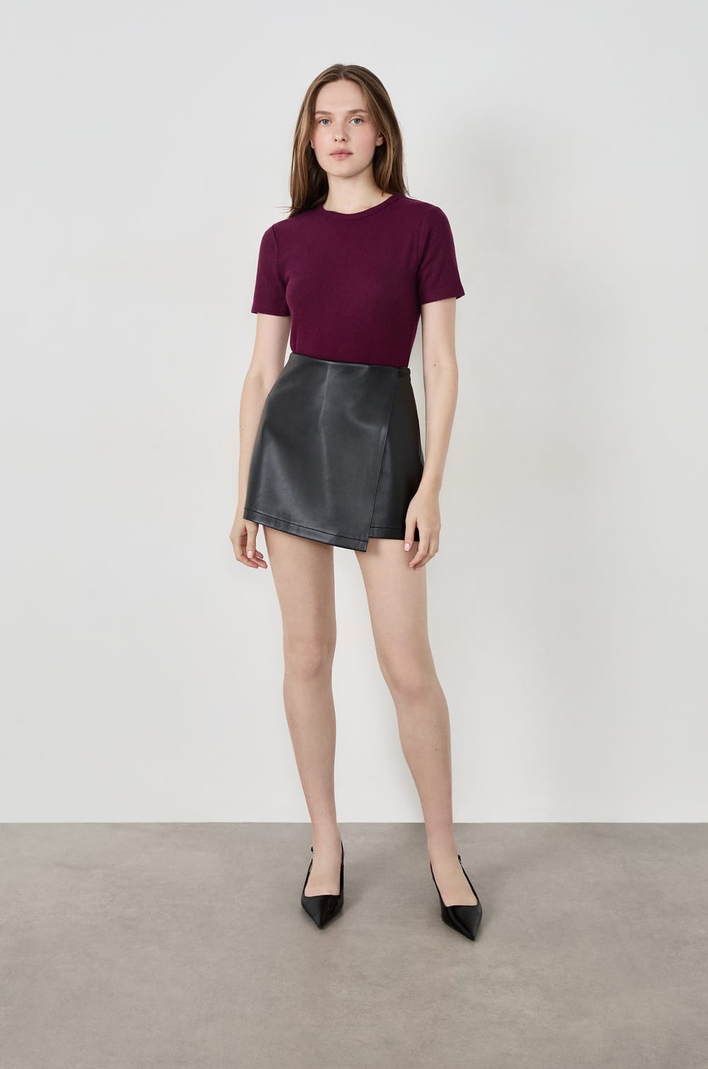 Jupe short en effet cuir;${refinementColor}