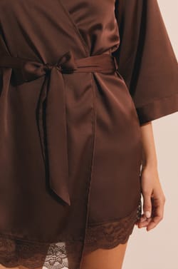 Deshabill&eacute; satin&eacute; d&eacute;tails en dentelle;${refinementColor}