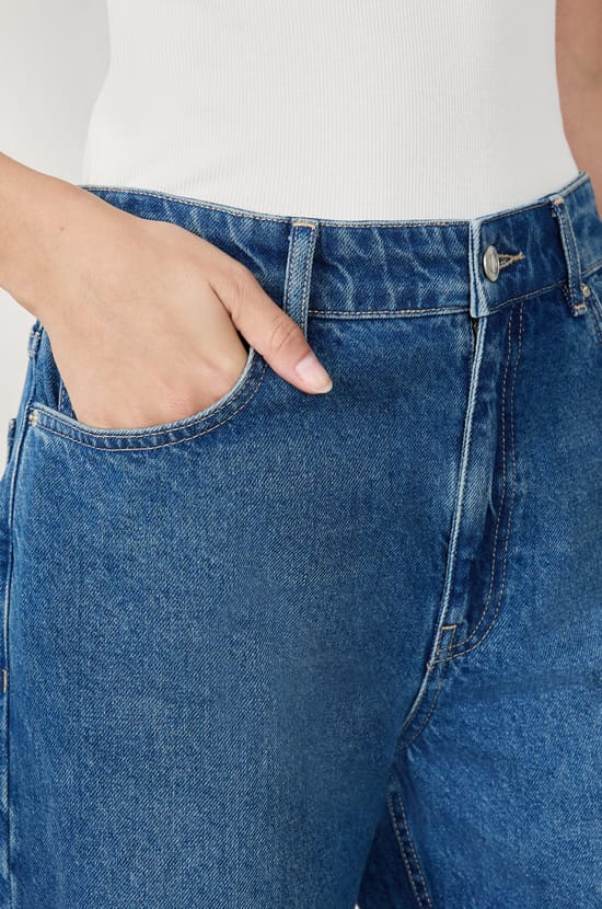 Straight Jeans;${refinementColor}