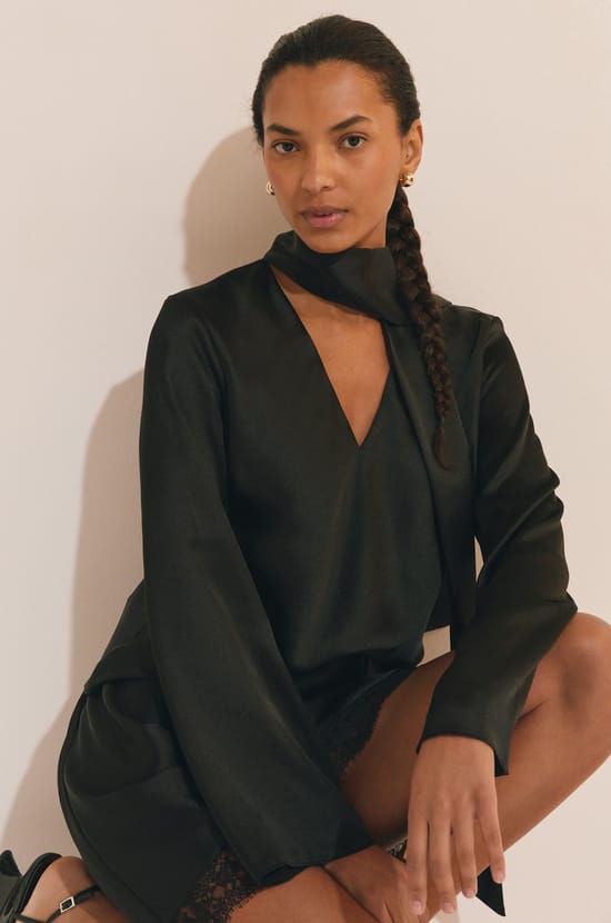 Top satin&eacute; &agrave; manches longues avec foulard;${refinementColor}