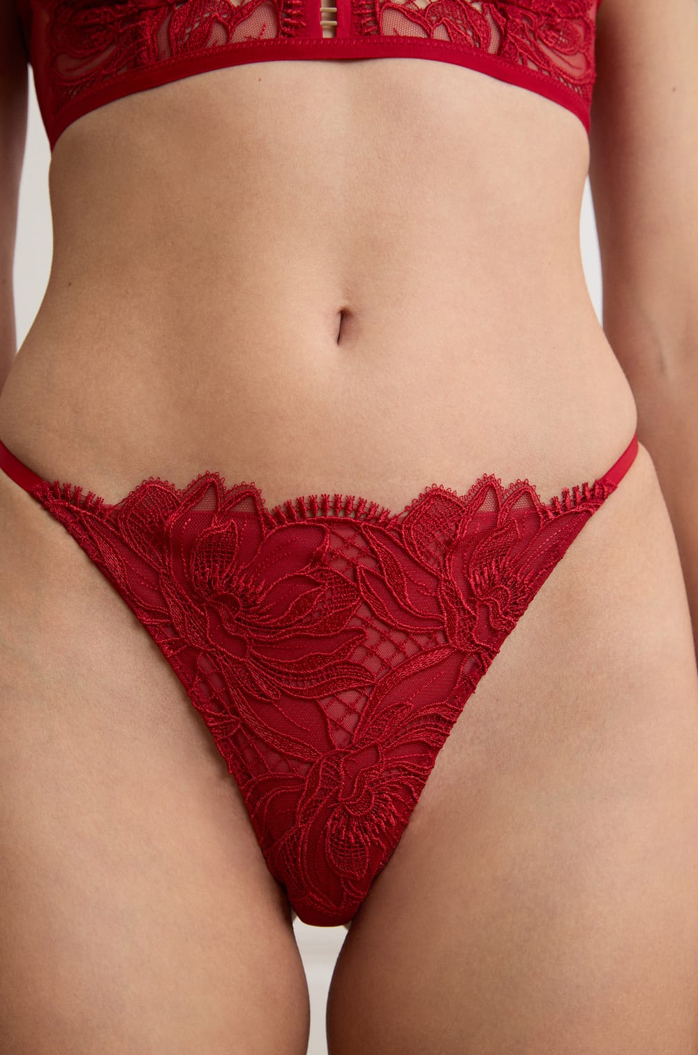 Tanga en guipure;${refinementColor}