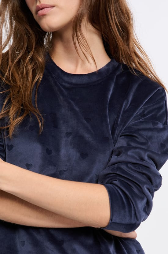 Pyjama 2 pièces à motifs coeurs effet velours;${refinementColor}
