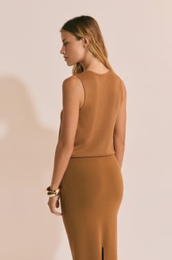 T-shirt sans manches col V;${refinementColor}