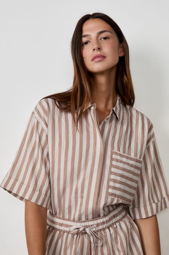 Short-sleeved striped shirt;${refinementColor}