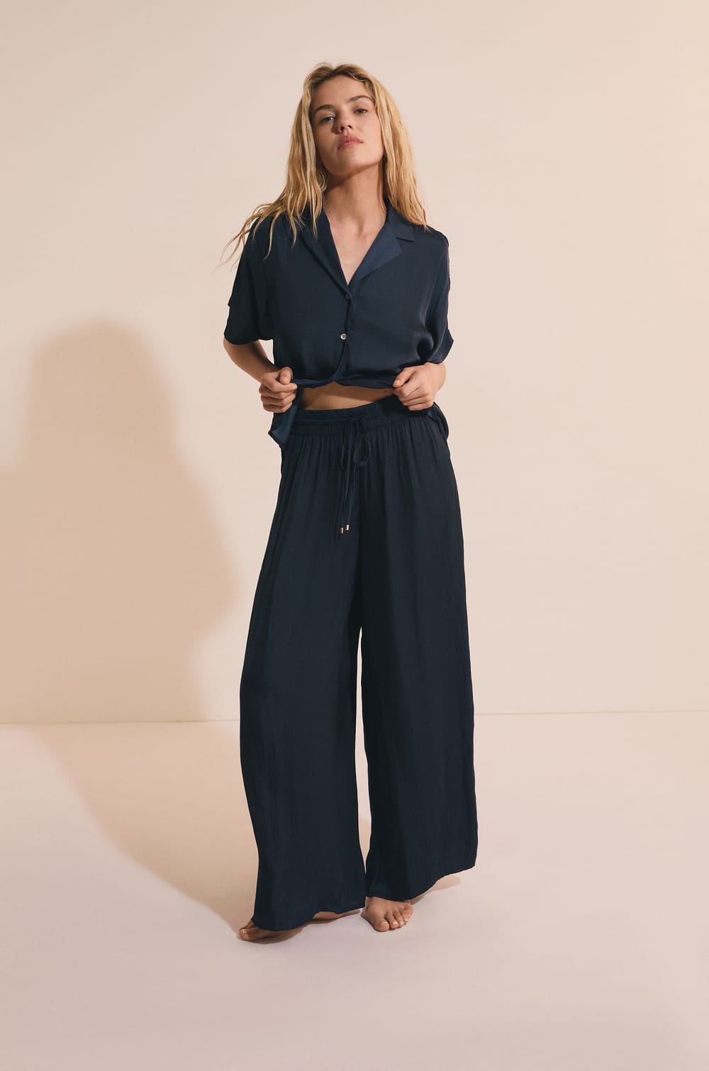 Pantalon satin&eacute; coupe large;${refinementColor}