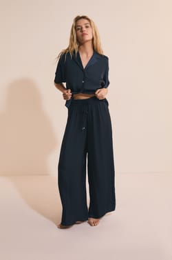 Pantalon satin&eacute; coupe large;${refinementColor}