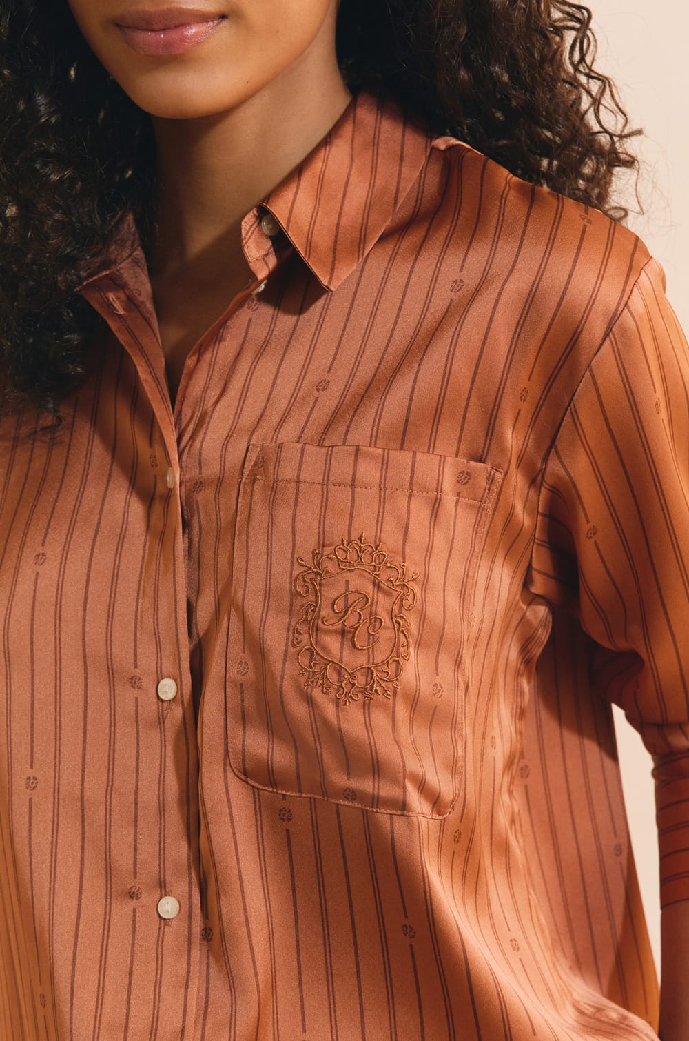 Chemise de pyjama &agrave; rayures satin&eacute;e;${refinementColor}