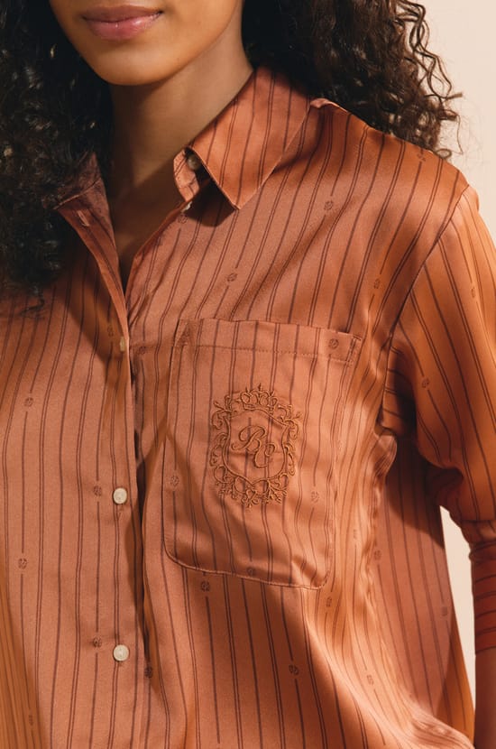 Chemise de pyjama &agrave; rayures satin&eacute;e;${refinementColor}