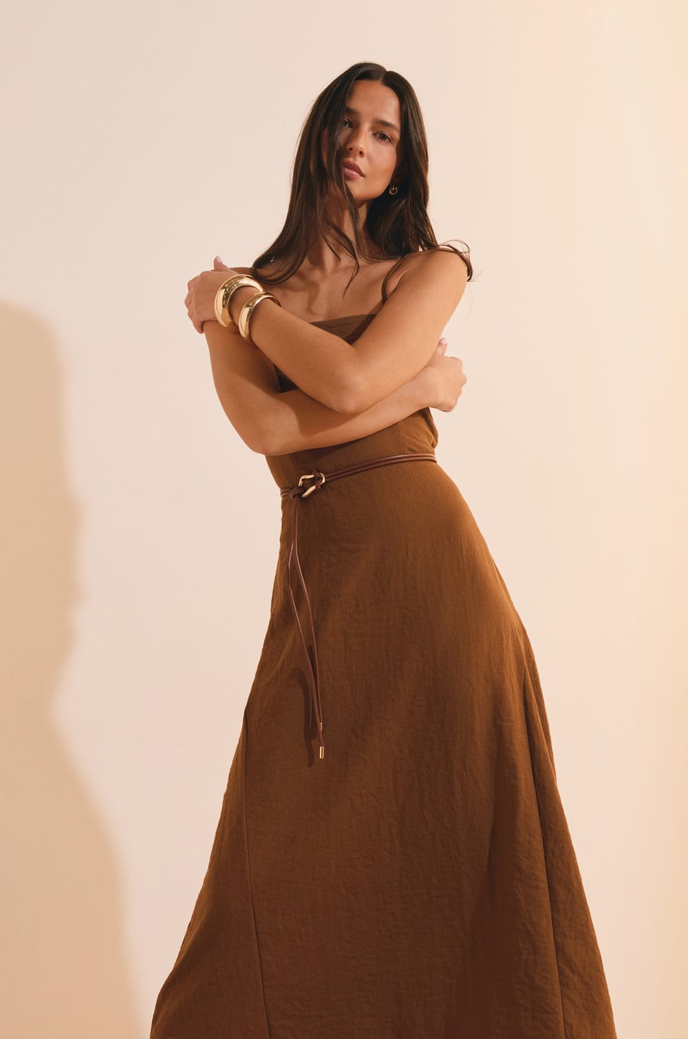 Robe longue &agrave; fines bretelles;${refinementColor}