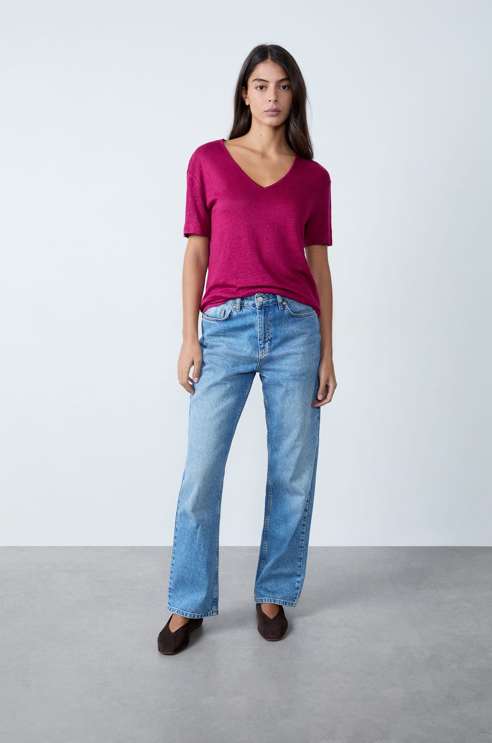 Linen V-neck T-shirt;${refinementColor}