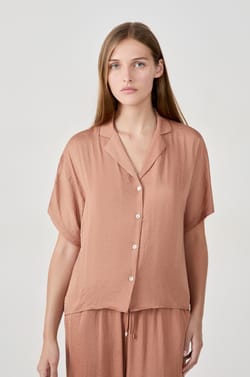 Chemise manches courtes satinée;${refinementColor}