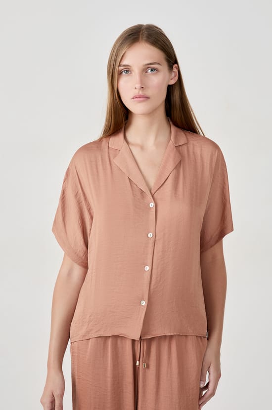 Chemise manches courtes satinée;${refinementColor}