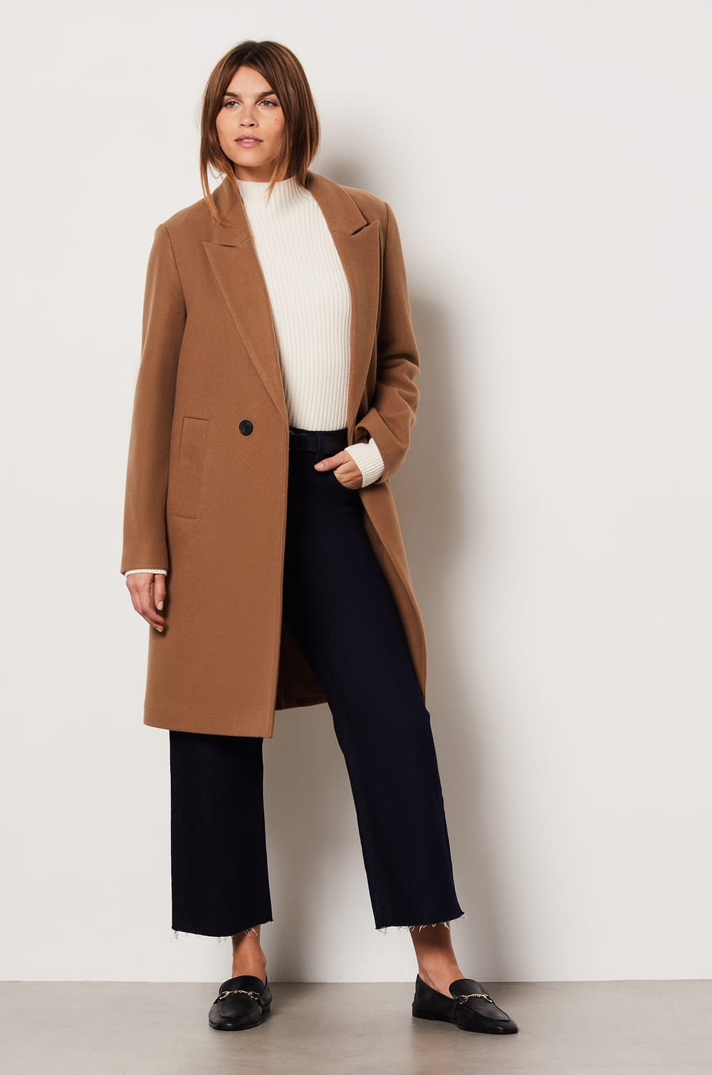 Long buttoned coat with wool;${refinementColor}