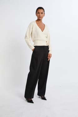 Pull col V avec boutons dorés;${refinementColor}