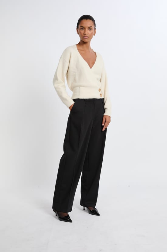 Pull col V avec boutons dorés;${refinementColor}