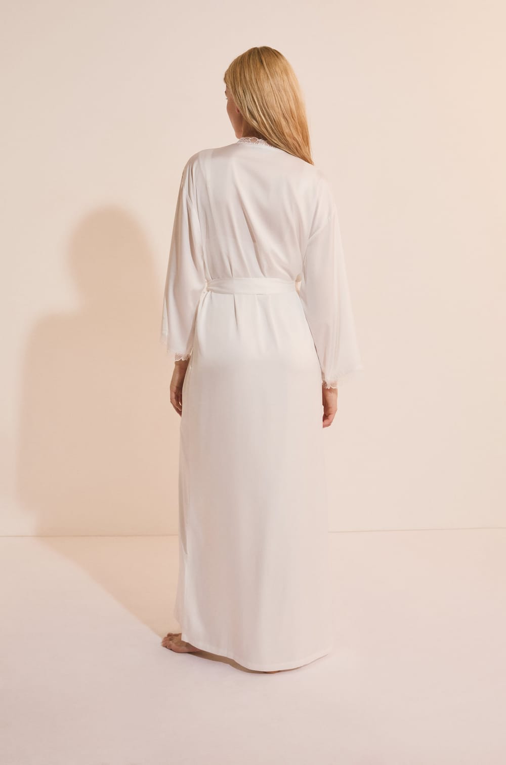 D&eacute;shabill&eacute; satin&eacute; avec d&eacute;tails en dentelle;${refinementColor}