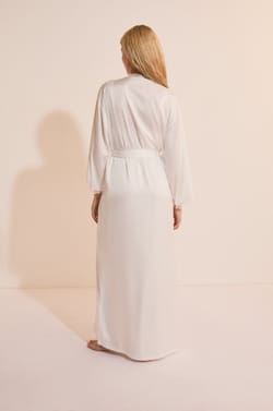 D&eacute;shabill&eacute; satin&eacute; avec d&eacute;tails en dentelle;${refinementColor}