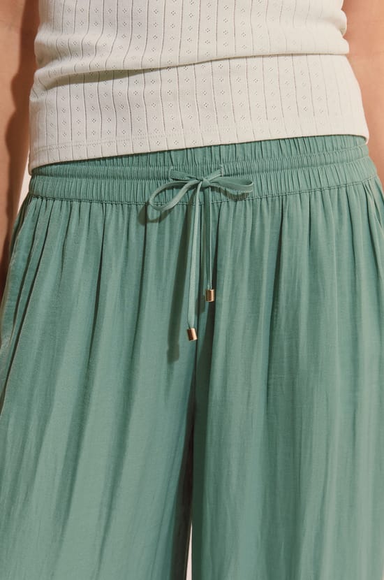 Pantalon de pyjama satin&eacute; coupe large;${refinementColor}