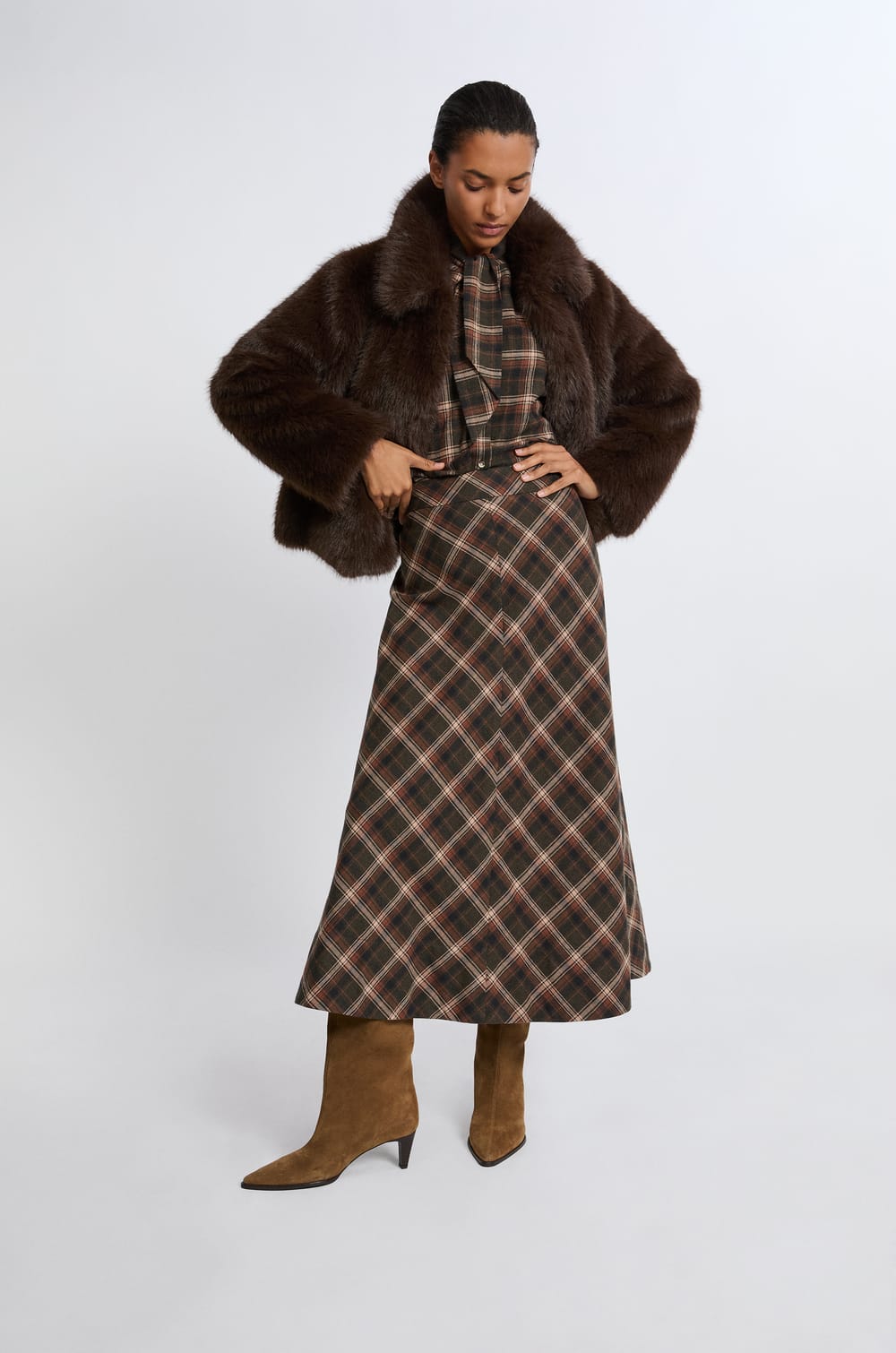 Manteau court en fausse fourrure;${refinementColor}