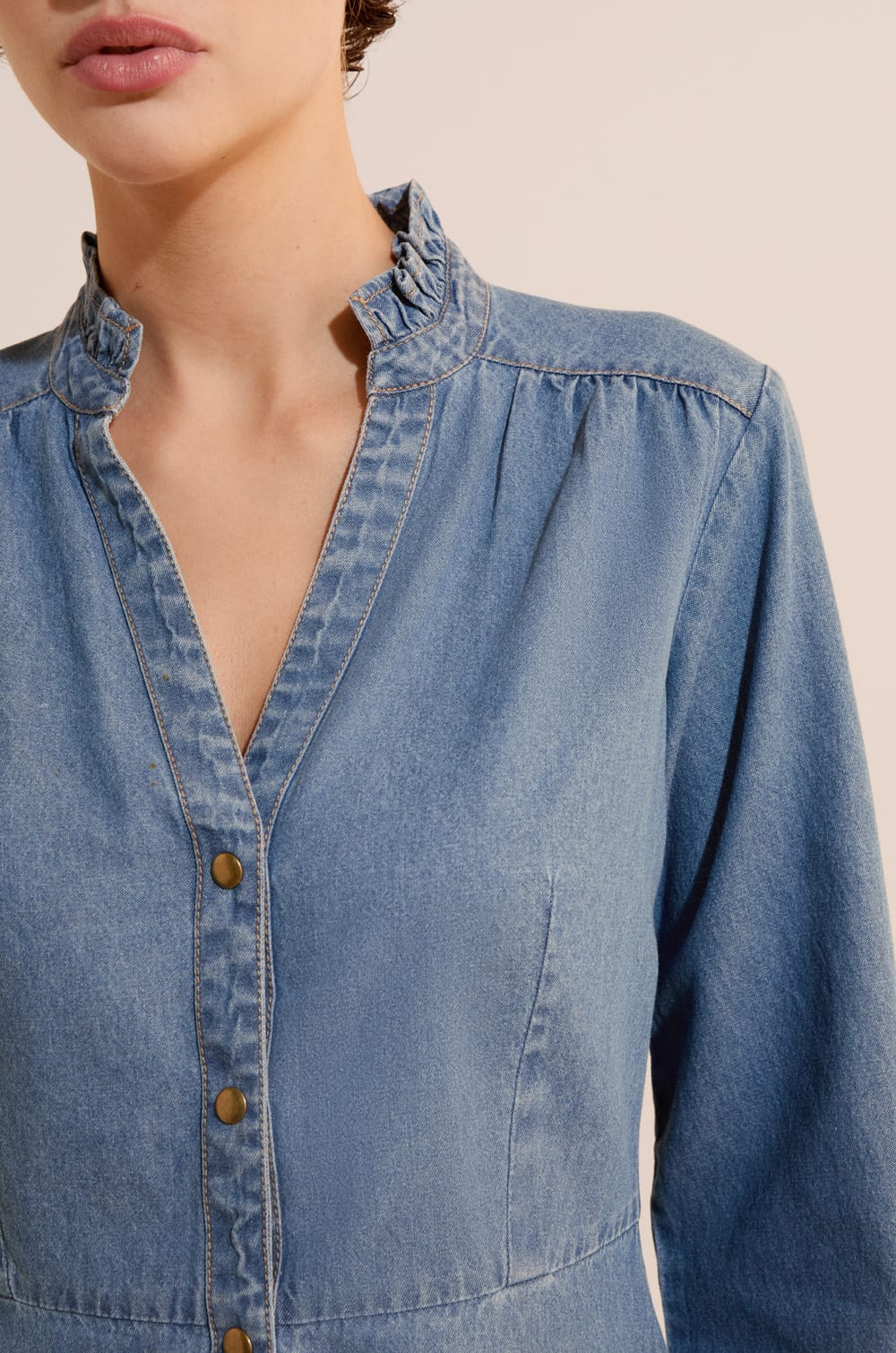 Robe courte &agrave; manches longues en jean;${refinementColor}