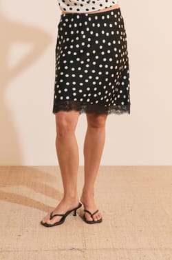 Jupe courte satin&eacute;e &agrave; pois d&eacute;tails dentelle;${refinementColor}