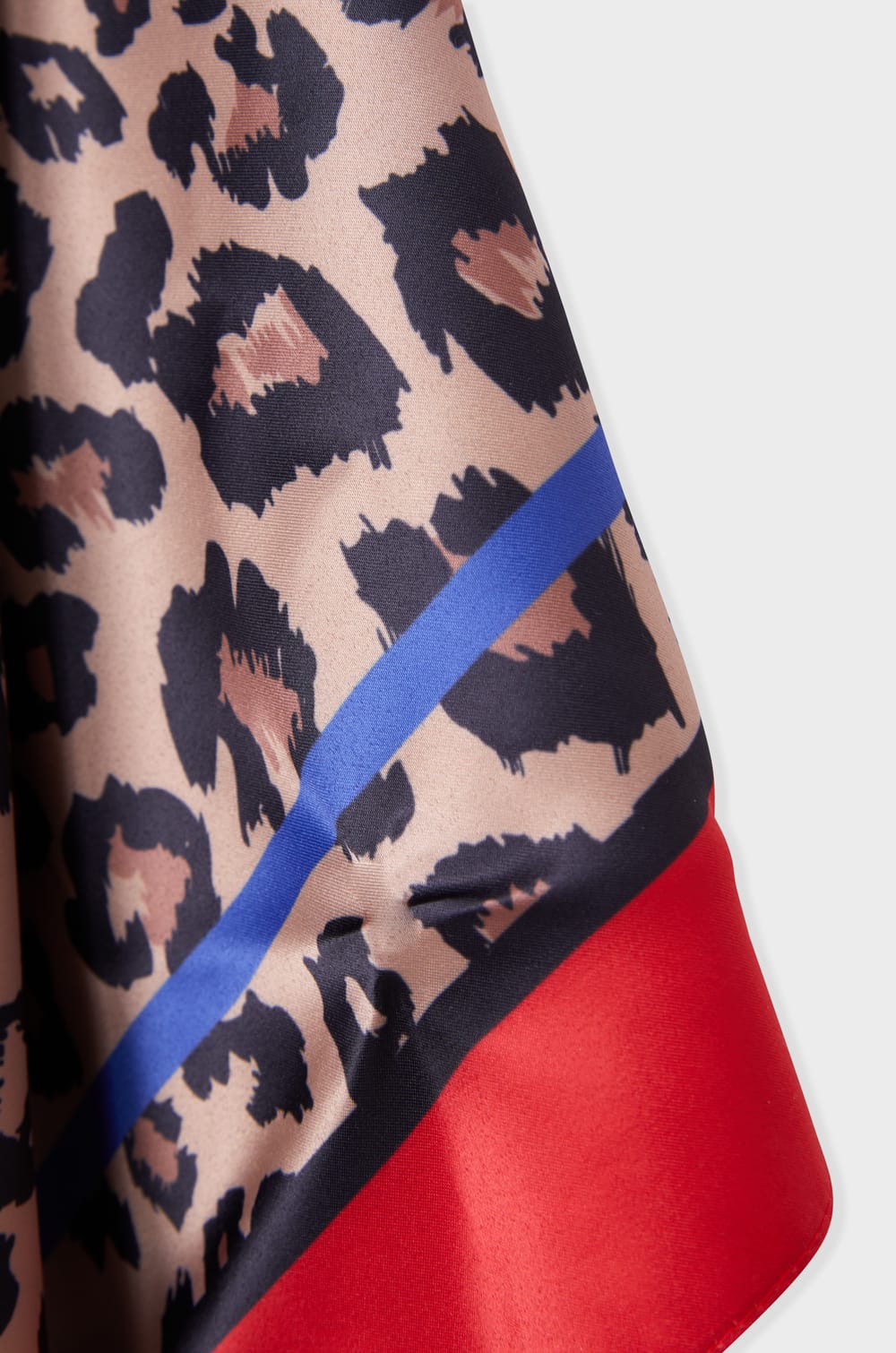 Satin-effect printed scarf;${refinementColor}