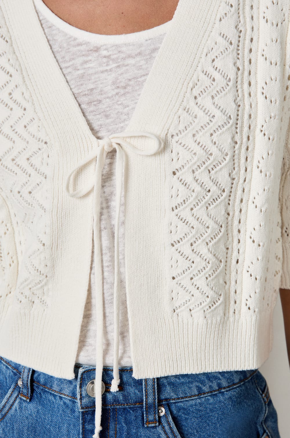 Gilet nou&eacute; sur le devant en tricot;${refinementColor}
